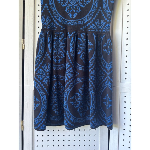 Romeo + Juliet Couture Black and Blue Damask Short Sleeve Sweater Dress Sz Small - Picture 4 of 7
